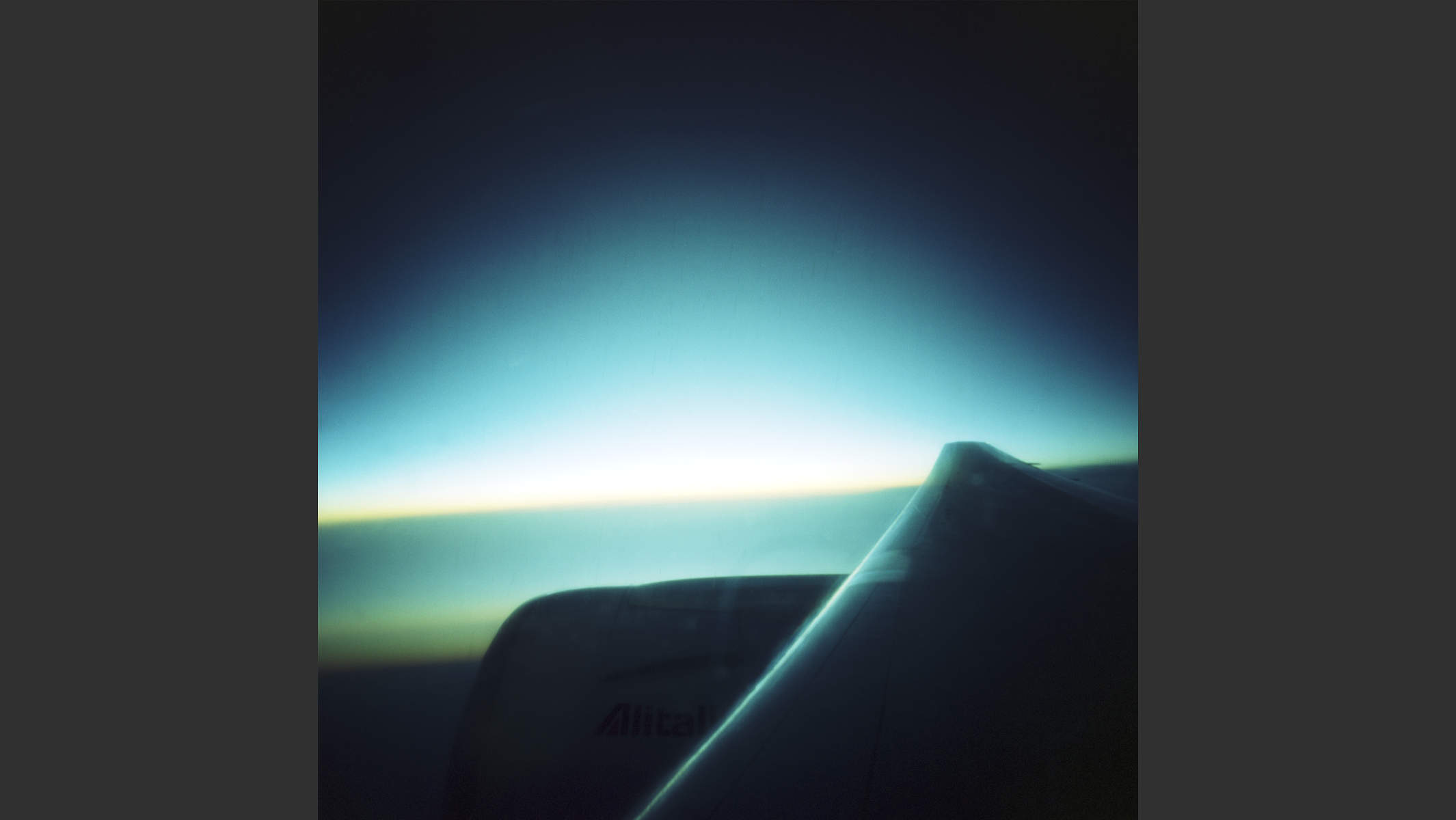 Lochkamera-Foto des Sonnenaufgangs über dem Mittelmeer über einen Flugzeugflügel. © Martin Geier